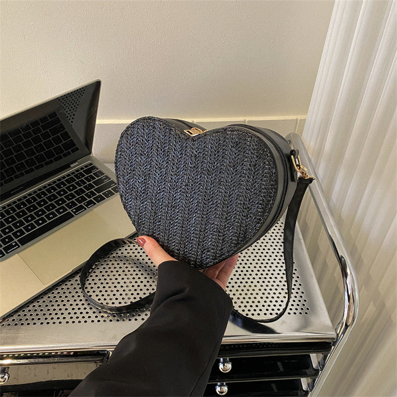 Bolsos de hombro tejidos de hierba lindos en forma de corazón al por mayor